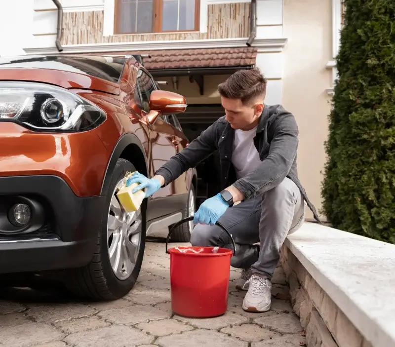 Lavage auto à domicile Castelnau-Durban : professionnel intervenant sur un véhicule